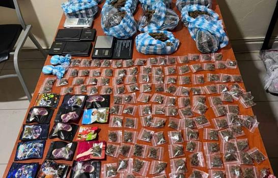 Autoridades arrestan a tres personas y decomisan dinero y sustancias ilícitas en operativo en SDE