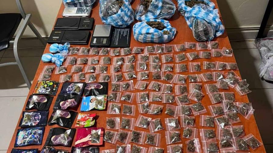 Autoridades arrestan a tres personas y decomisan dinero y sustancias ilícitas en operativo en SDE Autoridades arrestan a tres personas y decomisan dinero y sustancias ilícitas en operativo en SDE