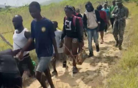 Ejército apresa a 15 haitianos indocumentados y a dominicano que los transportaba en Dajabón