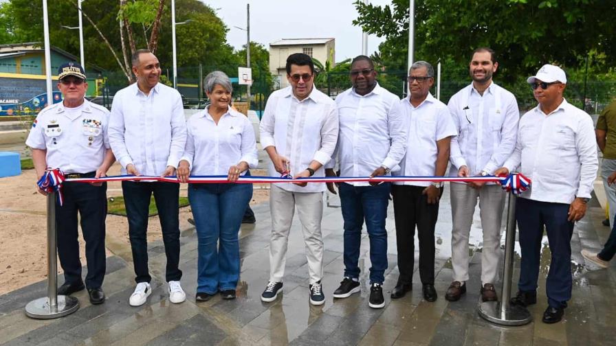 David Collado entrega remozada Plaza Marcelino Marte, en Guayacanes David Collado entrega remozada Plaza Marcelino Marte, en Guayacanes