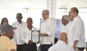 "Este es un acto de justicia social": Abinader entrega 537 títulos de propiedad en Santiago