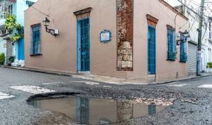Tubería rota de aguas negras provoca un gran hoyo en la Zona Colonial
