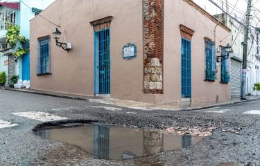 Tubería rota de aguas negras provoca un gran hoyo en la Zona Colonial – Diario Libre