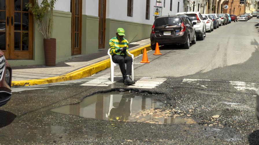 Fuga de agua daña calles en Ciudad Colonia: una mala imagen para el mundo