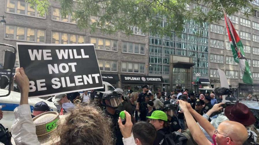 Protestan contra la guerra en Gaza con huelga de hambre ante la misión de EE. UU. en la ONU Protestan contra la guerra en Gaza con huelga de hambre ante la misión de EE. UU. en la ONU