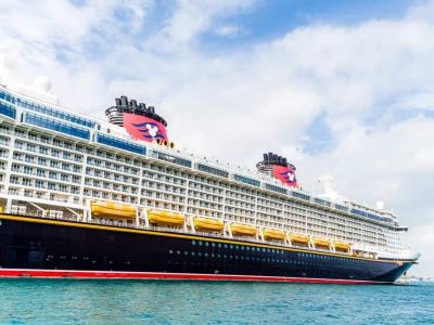 Salvan a una niña y su padre tras caer de crucero de Disney