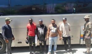 En un compartimento secreto de una guagua encontraron a dos haitianos