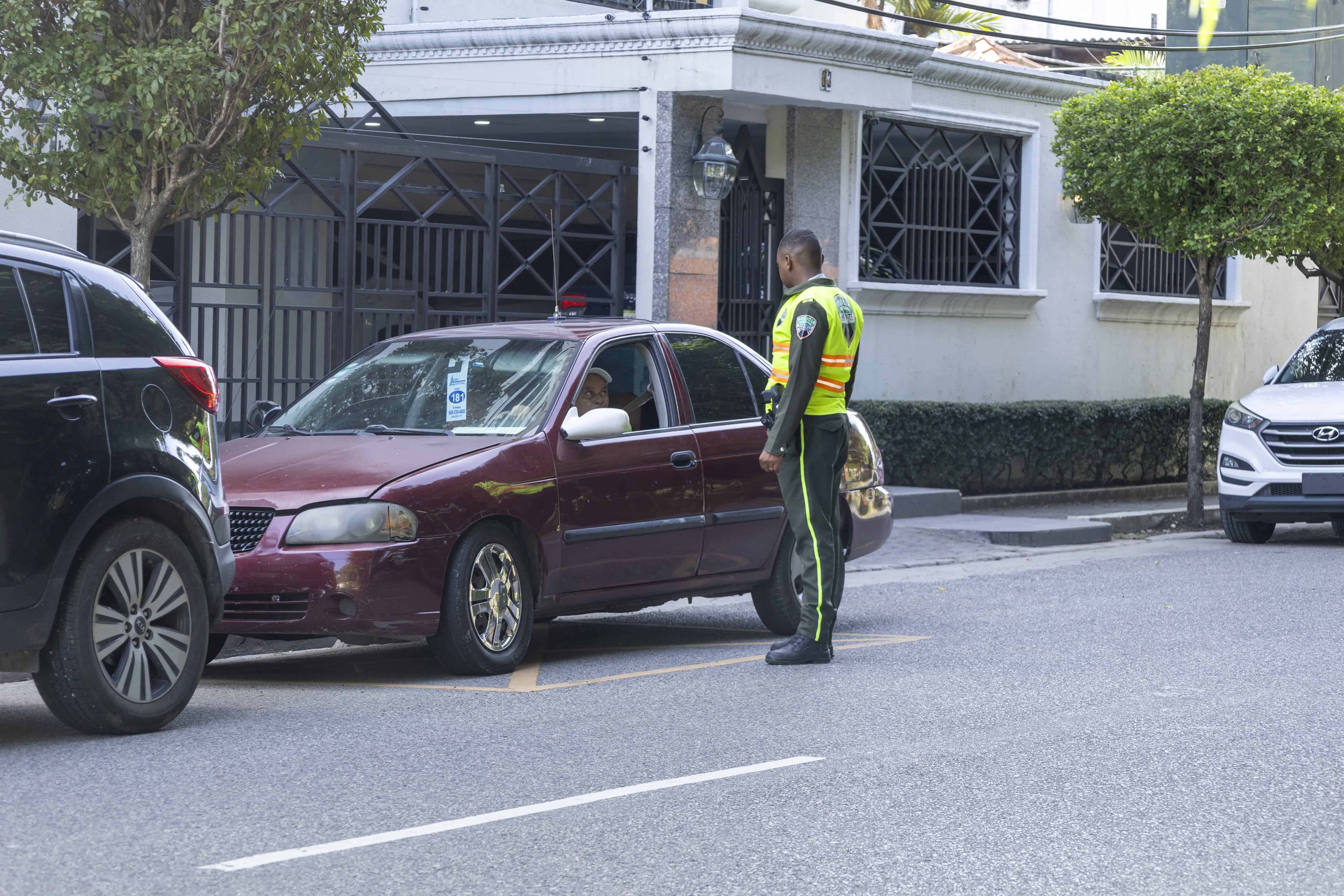 Un agente de Digesett orienta a un conductor sobre la prohibiciones de estacionamiento en la calle Federico Geraldino. 