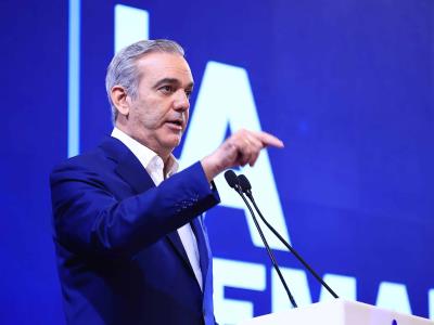 Abinader crea el Premio Anual al Mérito Laboral, un galardón