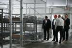 Trump visita prisión para inmigrantes en humedal de Florida en medio de burlas sobre caimanes