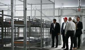 Trump visita prisión para inmigrantes en humedal de Florida en medio de burlas sobre caimanes