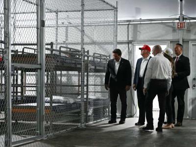 Donald Trump visa el centro de detención Alcatraz Caimán