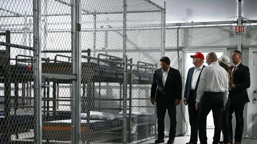 Trump visita prisión para inmigrantes en humedal de Florida en medio de burlas sobre caimanes