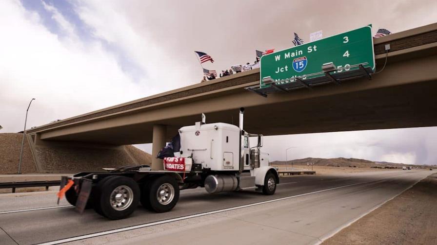 Camioneros latinos, los reyes de la carretera en EE. UU., pero también los esclavos Camioneros latinos, los reyes de la carretera en EE. UU., pero también los esclavos