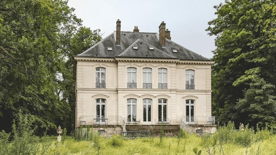 La casa de campo en Francia de Karl Lagerfeld, vendida en una subasta por casi 4.7 millones de euros La casa de campo en Francia de Karl Lagerfeld, vendida en una subasta por casi 4.7 millones de euros