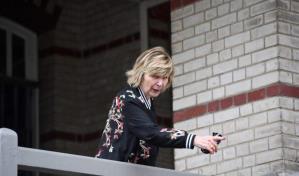 Condenan a reina de los paparazzi en Francia por chantaje