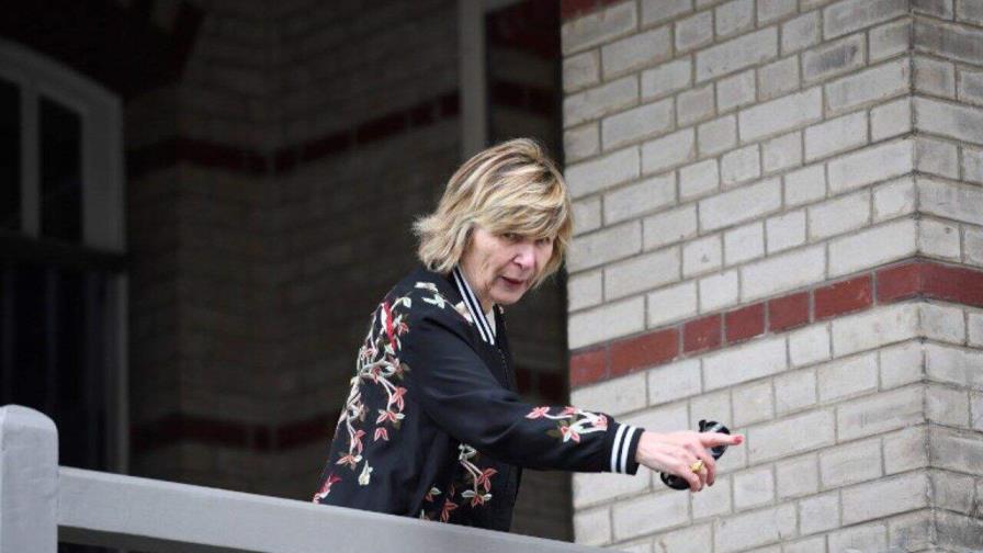 Condenan a reina de los paparazzi en Francia por chantaje