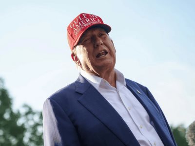 Donald Trump se mofa de migrantes en Alcatraz Caimán