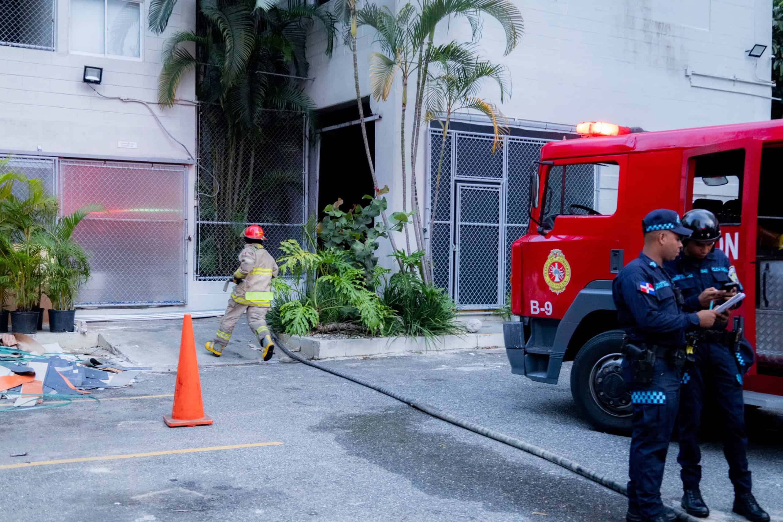 Parte trasera del colegio, por donde los bomberos accedieron a la cafetería para sofocar el siniestro.