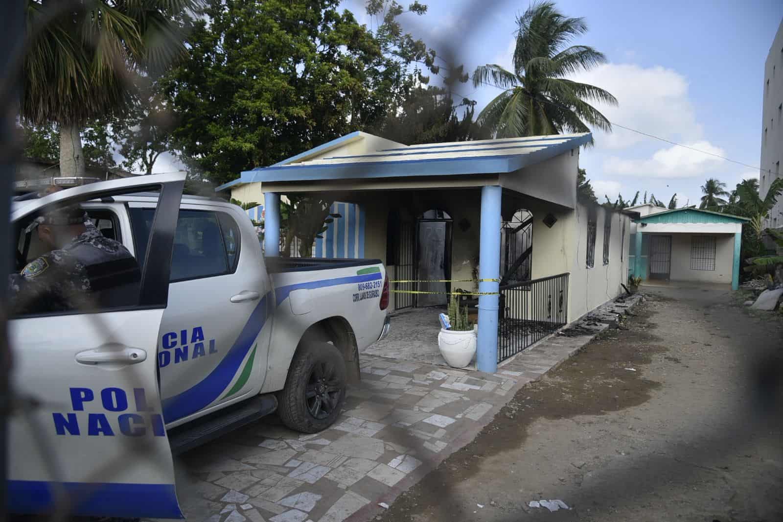 <br>La vivienda con techo de zinc se incineró de inmediato.