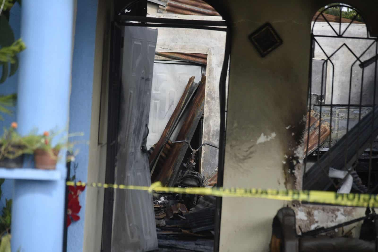 La vivienda con techo de zinc se incineró de inmediato.