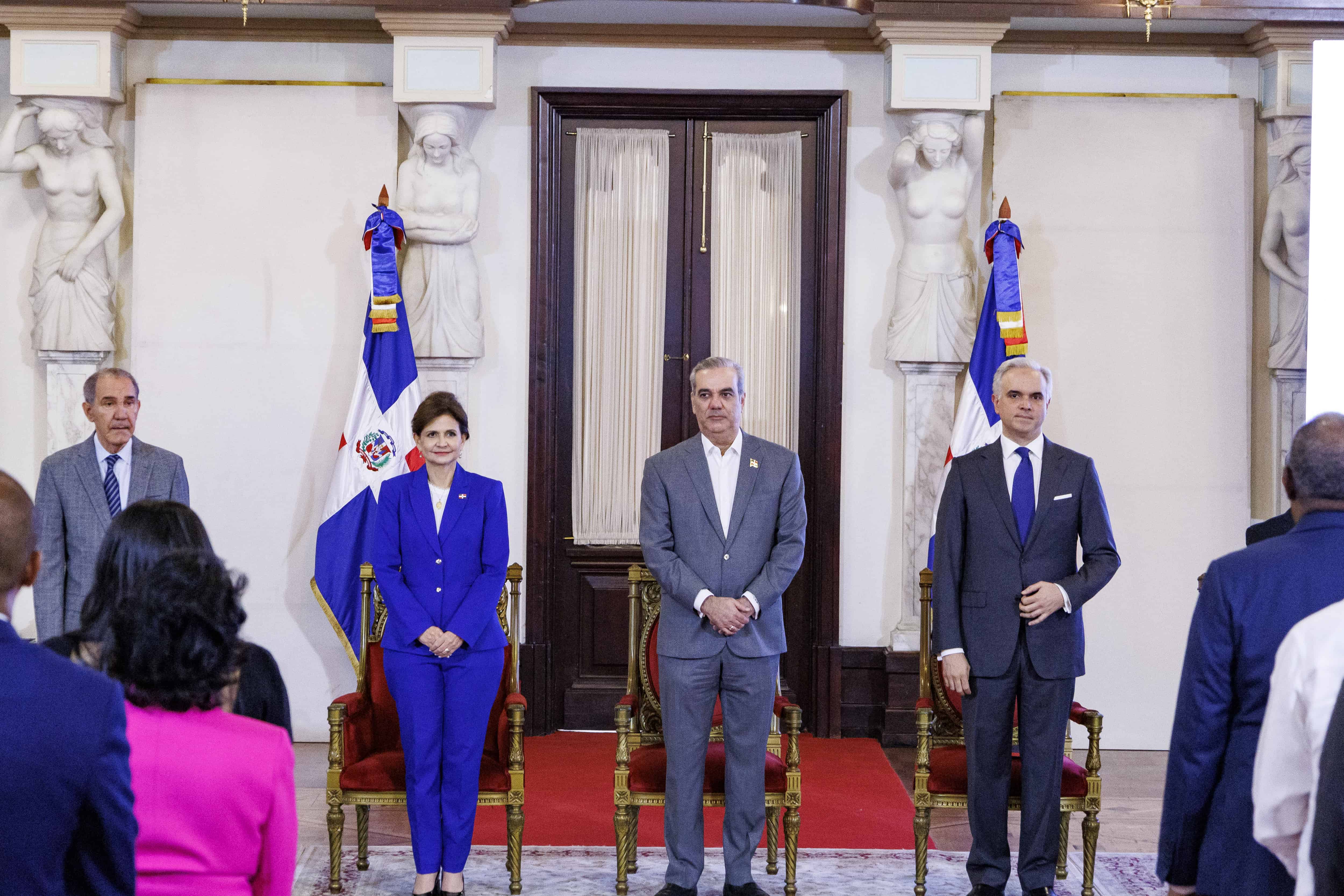 Ministro de Educación Superior, Franklin García Fermín, junto a la vicepresidenta Raquel Peña, el presidente Luis Abinader y el ministro de Educación preuniversitaria Luis Miguel De Camps.