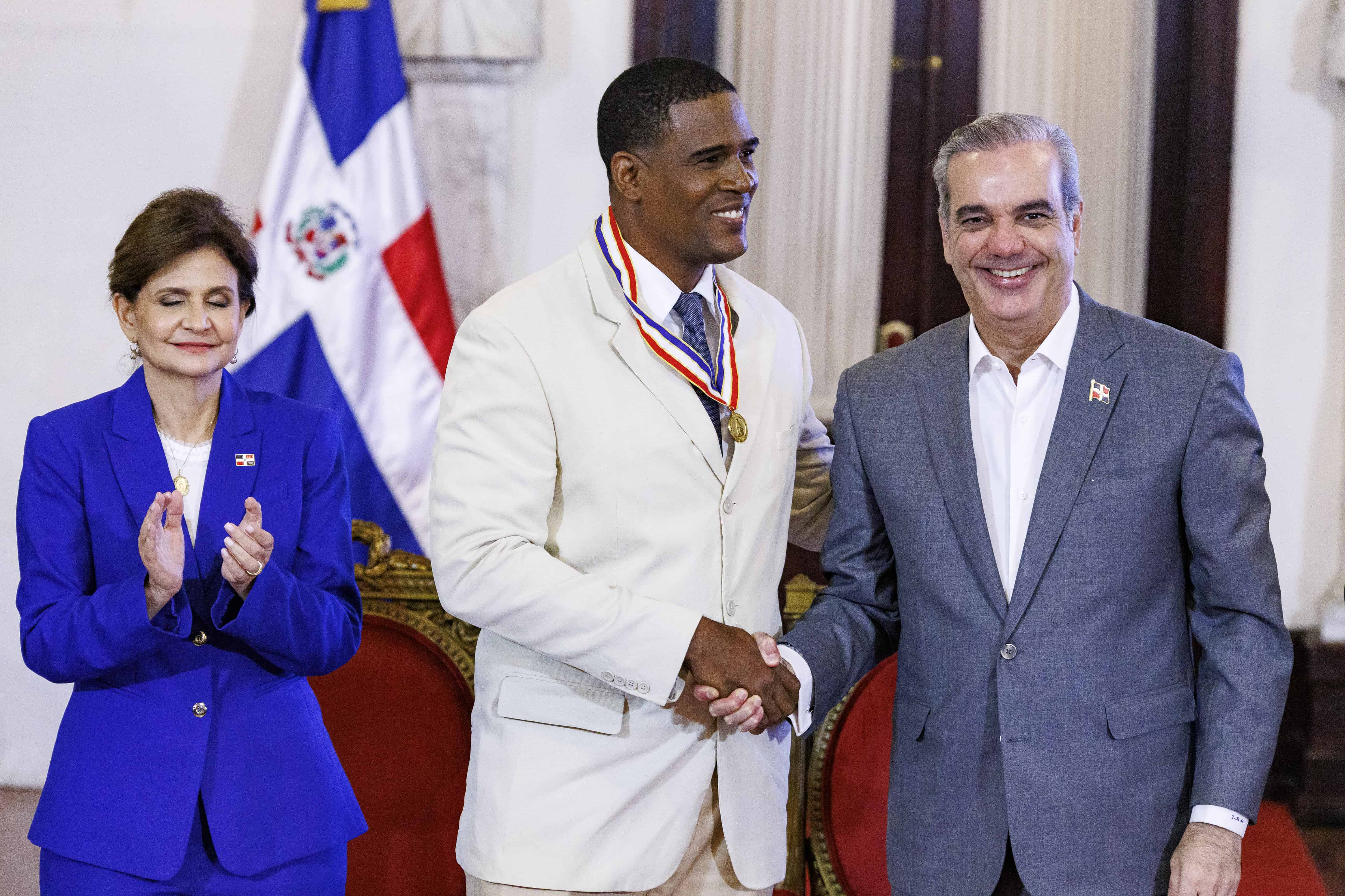 Galardonados recibiendo su premio a la excelencia 