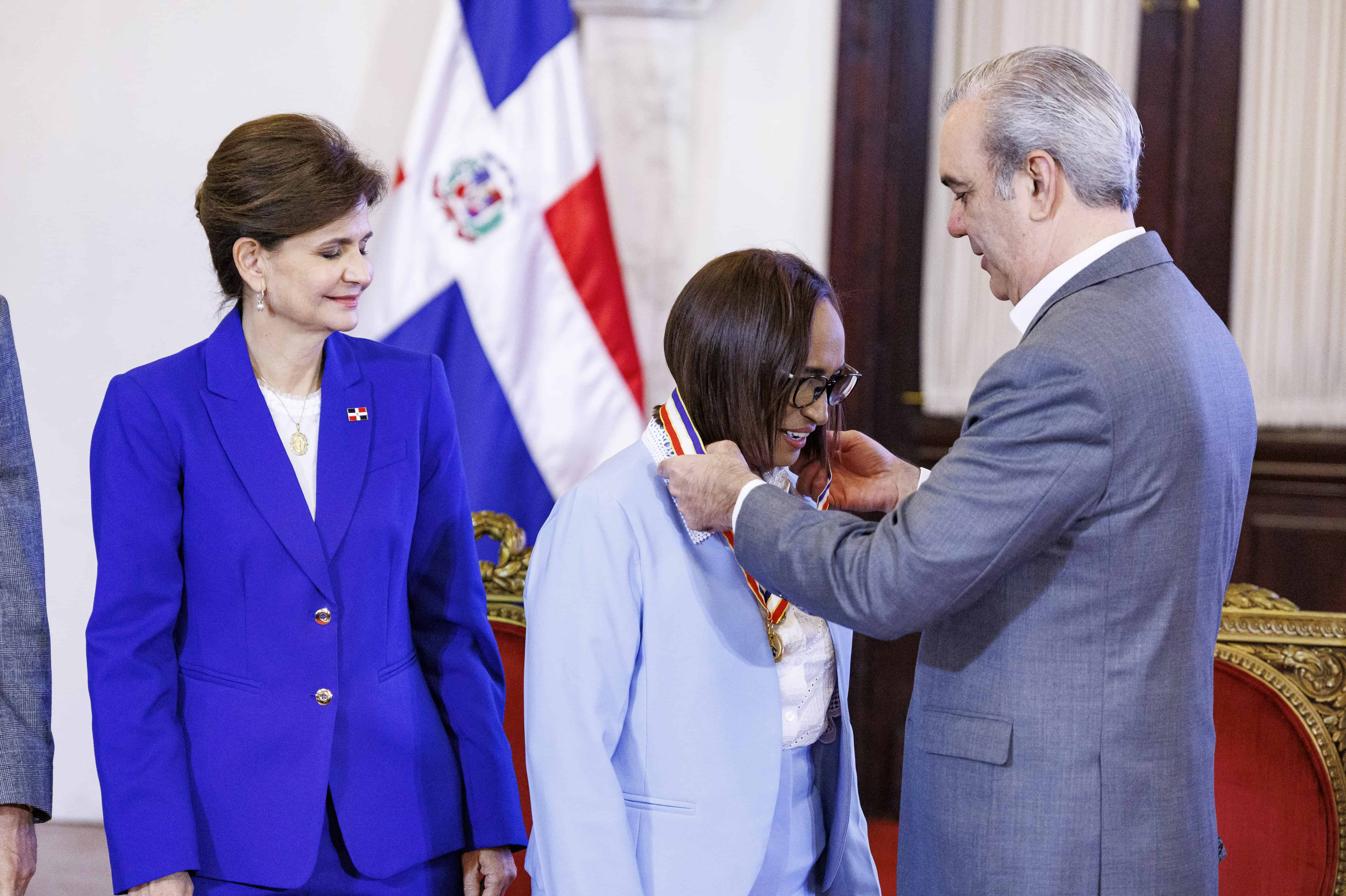 Galardonados recibiendo su premio a la excelencia 
