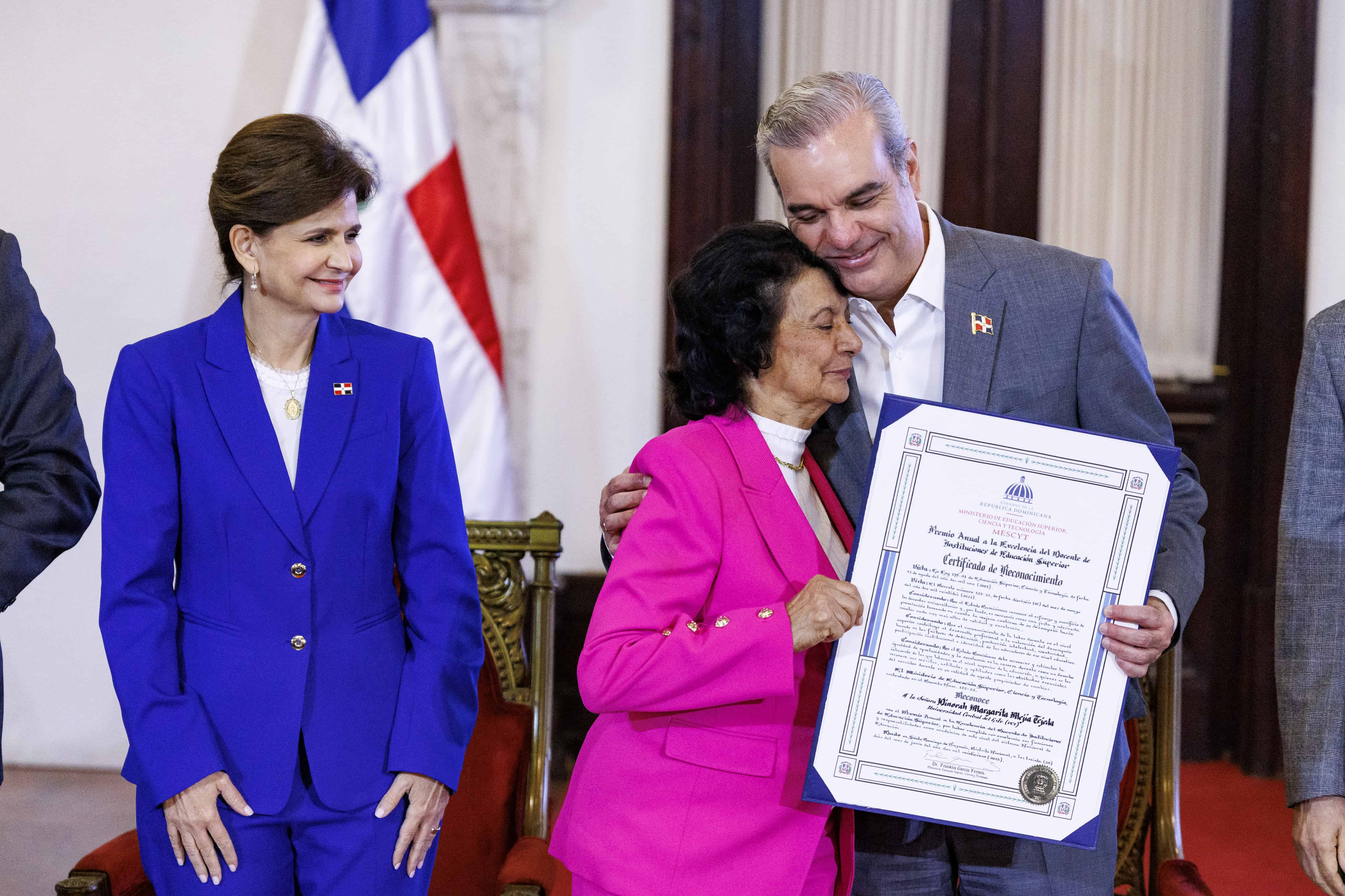 Galardonados recibiendo su premio a la excelencia 