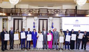 "Un maestro no solamente enseña, proclama Luis Miguel De Camps en reconocimiento a docentes