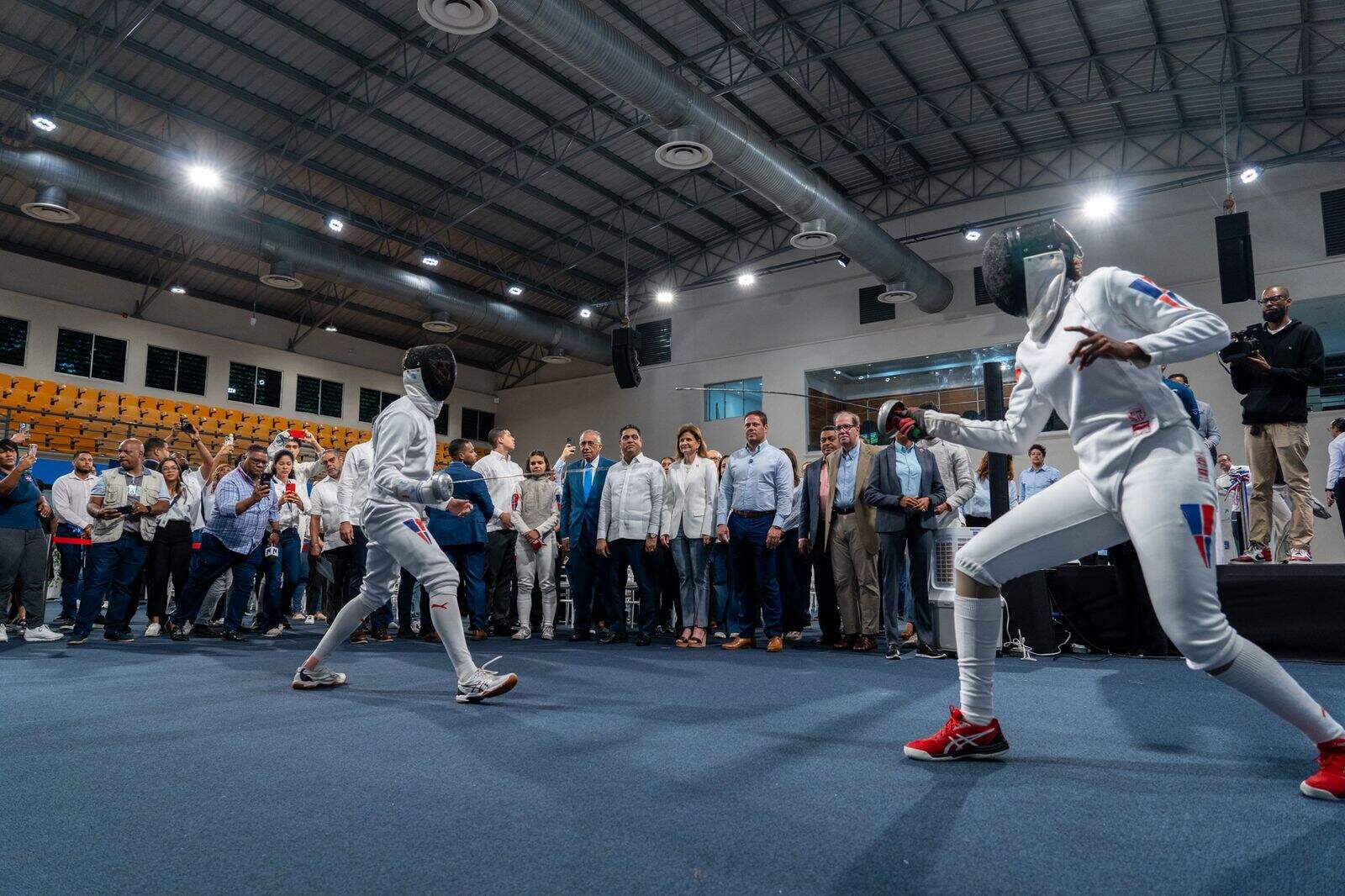 Dos atletas realizan una exhibición durante la inauguración del remozado paebllón de esgrima entregado al Ministerio de Deportes por la vicepresidenta de la República, Raquel Peña y el ministro de Vivienda, Carlos Bonilla este martes 1 de julio de 2025. (FUENTE EXTERNA)