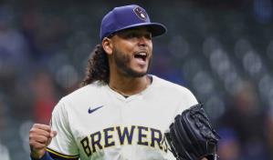 Freddy Peralta logra su noveno triunfo en la temporada