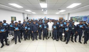 Ministerio de Medio Ambiente entrega seguro médico a 694 guardaparques