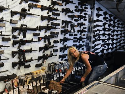 EE. UU. busca flexibilizar regulación para compra de armas de fuego