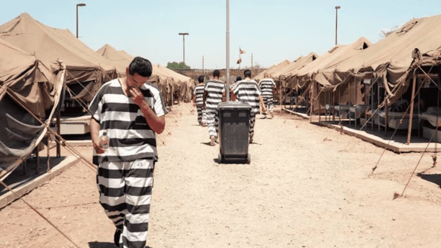 Alcatraz Caimán: el nuevo símbolo de mano dura contra migrantes inspirado en las carpas de Arizona