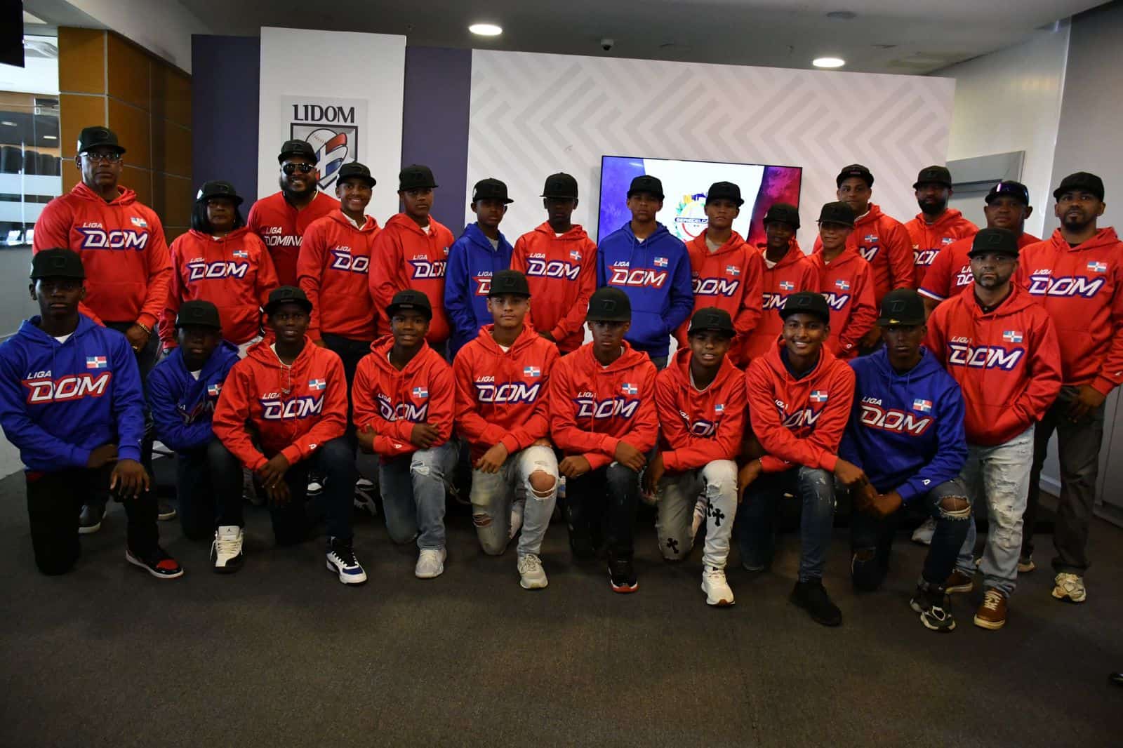 Integrantes del equipo dominicano que competirá en la Serie del Caribe Kids 2025. La selección fue abanderada este miércoles 2 de julio de 2025, en el Séptimo Cielo del Estadio Quisqueya Juan Marichal.