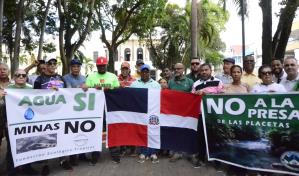 Ecologistas protestan contra la construcción de una presa en Santiago