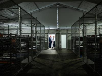 Trump busca construir otros megacentros de detención para migrantes