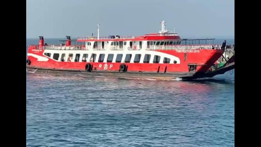 Un barco se hunde cerca de la turística isla indonesia de Bali, hay 61 desaparecidos