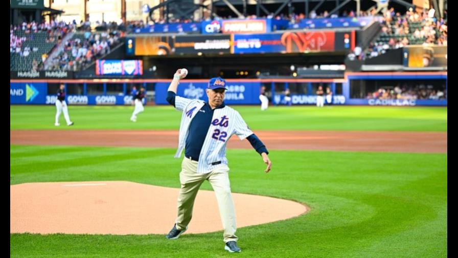 El doctor Ramón Tallaj lanza primera bola en Citi Field El doctor Ramón Tallaj lanza primera bola en Citi Field