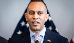 Hakeem Jeffries rompe récord con discurso de 8.5 horas contra el plan fiscal de Trump