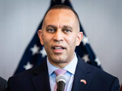 Demócrata marca récord con discurso contra plan fiscal de Trump