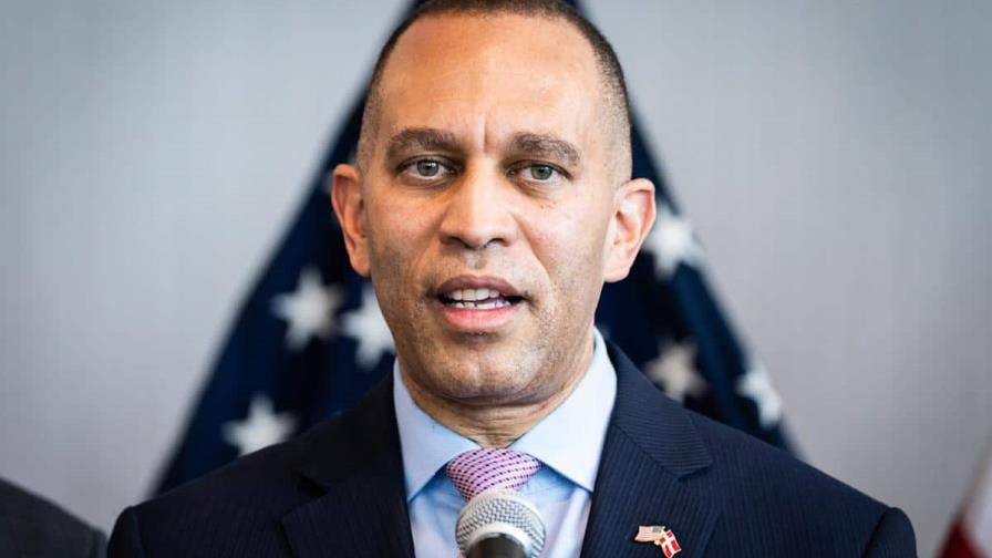 Hakeem Jeffries rompe récord con discurso de 8.5 horas contra el plan fiscal de Trump Hakeem Jeffries rompe récord con discurso de 8.5 horas contra el plan fiscal de Trump