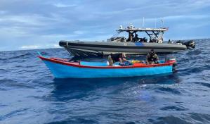 Arrestan a dos dominicanos a bordo de una yola con 77 kilos de cocaína al oeste de Puerto Rico Arrestan a dos dominicanos a bordo de una yola con 77 kilos de cocaína al oeste de Puerto Rico