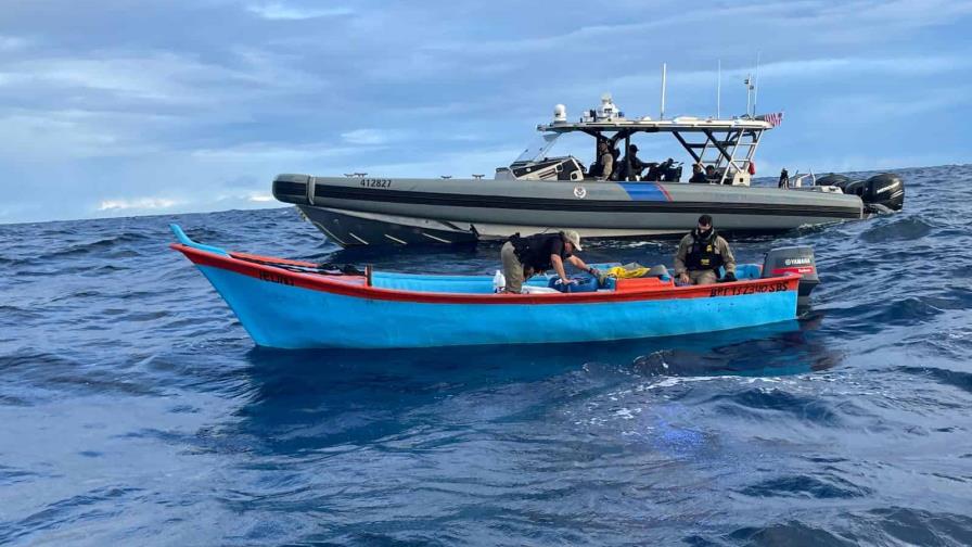 Arrestan a dos dominicanos a bordo de una yola con 77 kilos de cocaína al oeste de Puerto Rico