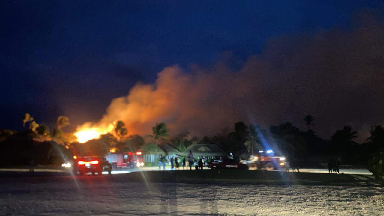 Unidades del Cuerpo de Bomberos tratando de sofocar el fuego. 