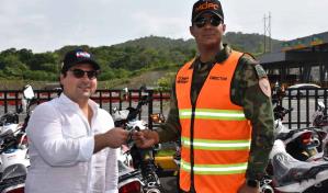 RD Vial entrega 15 motocicletas a Comipol para fortalecer asistencia en las vías