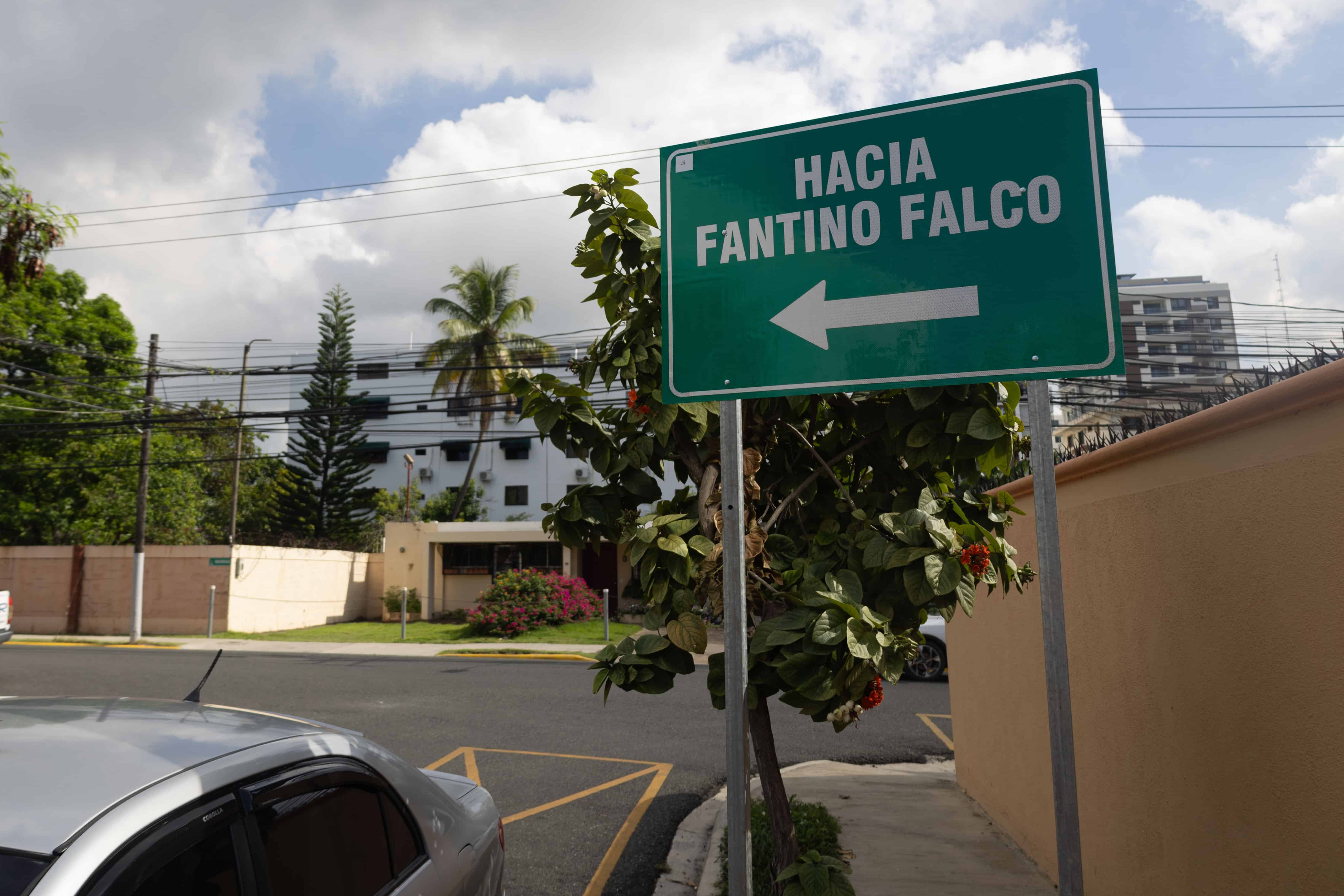 Letrero que indica ruta hacia la calle Fantino Falcó. 