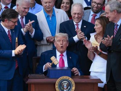Trump firma plan fiscal y dice que es su «mayor victoria»