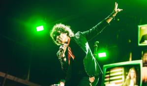 Bunbury explota en pleno concierto por el uso de celulares